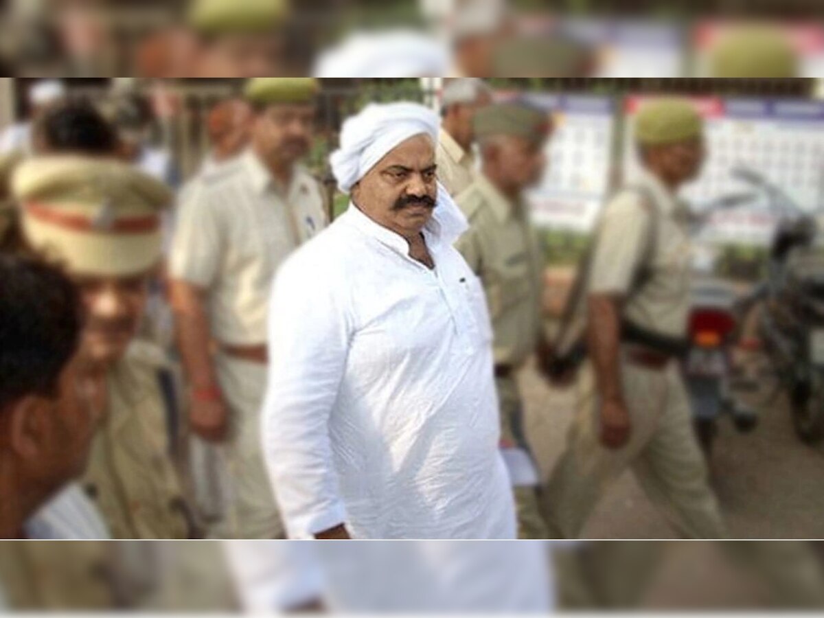 Mafia Atique Ahmed: अतीक अहमद के दफ्तर में पुलिस ने बोला धावा, करोड़ों का कैश और हथियारों का जखीरा मिला