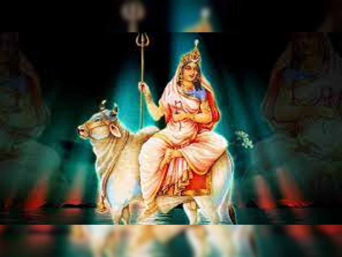 Navratri 2023 1st Day: नवरात्रि के पहले दिन मां शैलपुत्री को इस तरह करें प्रसन्न, जानें पूजा विधि और नियम 