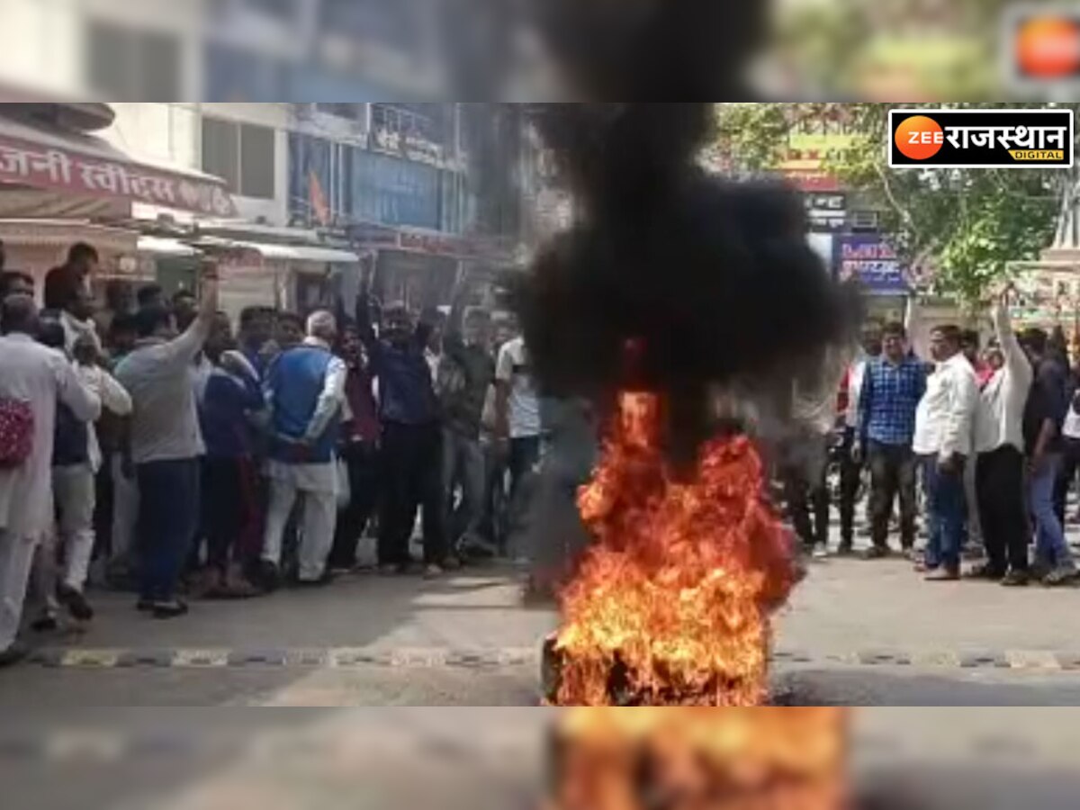 Churu: सुजानगढ़ को जिला बनाने को लेकर पिछले पांच दिनों से चल रहा आंदोलन, टायर जलाकर प्रदर्शन