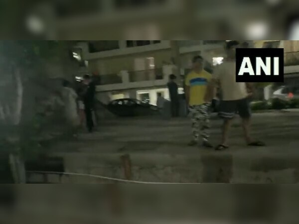 Delhi Earthquake: भूकंप के बाद सड़कों पर नजर आए हजारों लोग, देखें Video