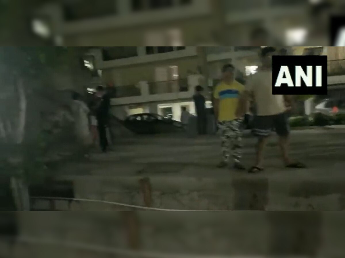 Delhi Earthquake: भूकंप के बाद सड़कों पर नजर आए हजारों लोग, देखें Video