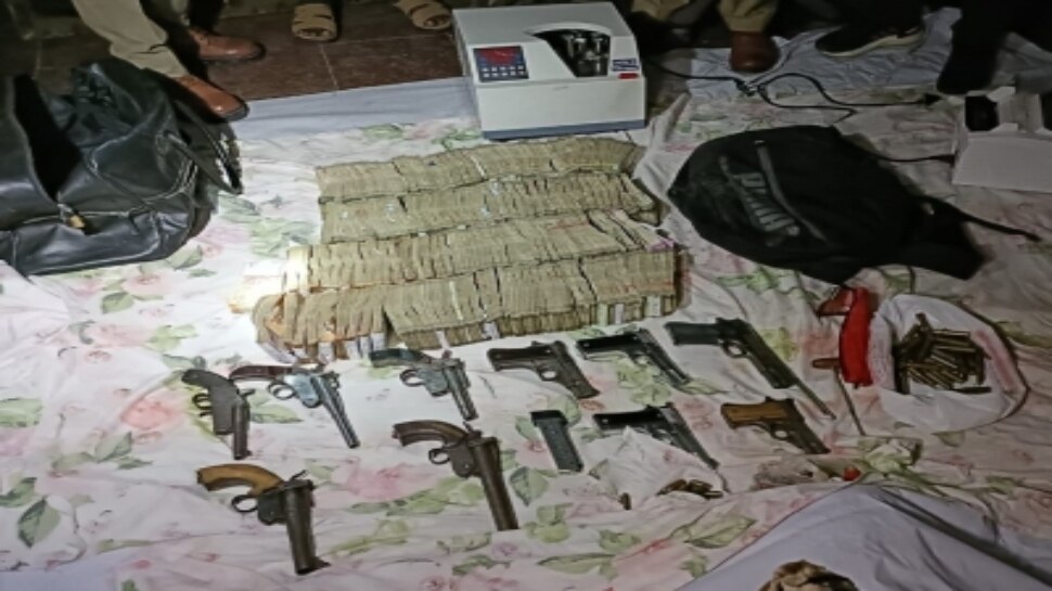 Atiq Ahmed के ऑफिस पर छापा, कैश और हथियार बरामद