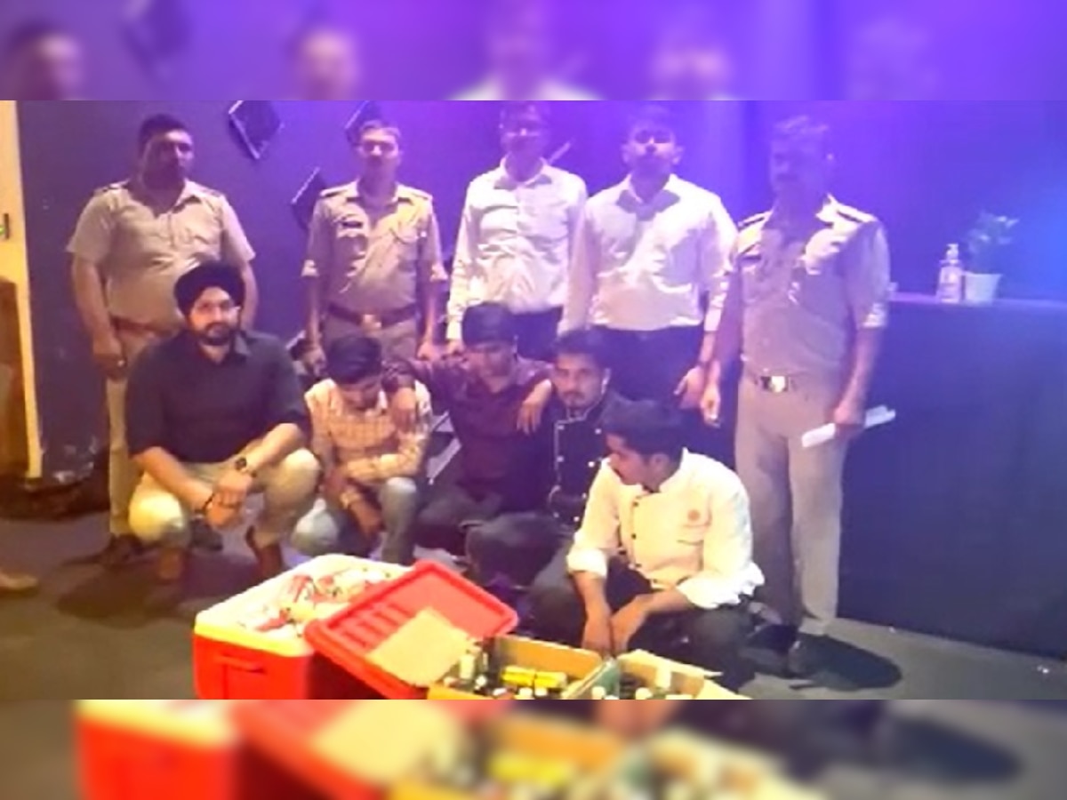 Noida News: स्पेक्ट्रम मॉल के इस बार में परोसी जा रही थी अवैध शराब, मैनेजर समेत 5 गिरफ्तार
