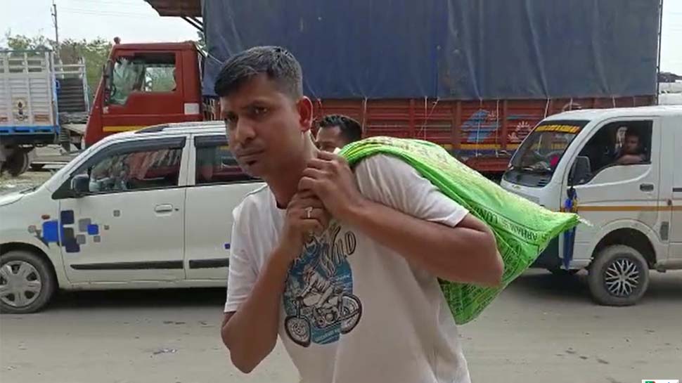 क्या होता है पाई-पाई जोड़ अपने सपने को पूरा करना; बोरा ले जा रहे इस युवक से पूछिए क्या होता है पाई-पाई जोड़ अपने सपने को पूरा करना; बोरा ले जा रहे इस युवक से पूछिए
