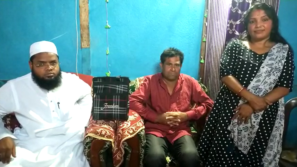 हिंदू रिक्शेवाले ने मौलाना को लौटाया रुपयों से भरा बैग, कायम की मिसाल हिंदू रिक्शेवाले ने मौलाना को लौटाया रुपयों से भरा बैग, कायम की मिसाल