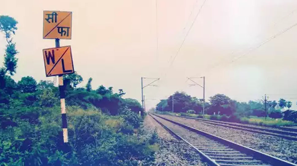 Indian Railways Symbols: रेल की पटरी किनारे आखिर क्यों लिखा होता है W/L और W/B? क्या आप जानते हैं इसका असल मतलब
