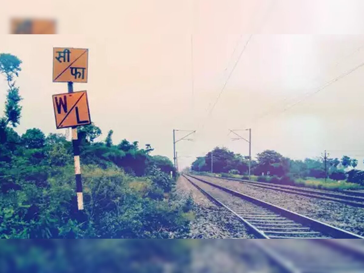Indian Railways Symbols: रेल की पटरी किनारे आखिर क्यों लिखा होता है W/L और W/B? क्या आप जानते हैं इसका असल मतलब 