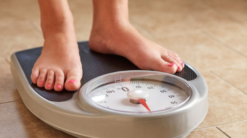 Weight Control Tips: क्या वजन घटाने के लिए केवल फल-सब्जी खाना सही रहता है? जान लें बॉडी पर पड़ता है क्या असर Weight Control Tips: क्या वजन घटाने के लिए केवल फल-सब्जी खाना सही रहता है? जान लें बॉडी पर पड़ता है क्या असर