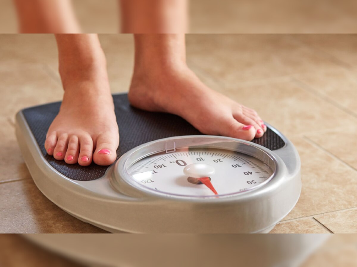 Weight Control Tips: क्या वजन घटाने के लिए केवल फल-सब्जी खाना सही रहता है? जान लें बॉडी पर पड़ता है क्या असर