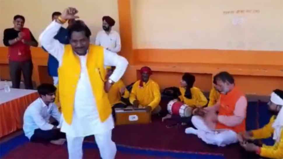 Chaitra Navratri 2023 Minister got excited listening to hymns in Devi