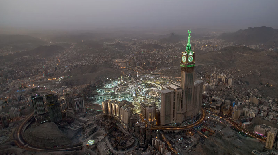 Mecca Royal Clock Tower: काबे के सामने लगी है दुनिया की सबसे ऊंची और बड़ी घड़ी, पांच हाथियों जितना है वजन Mecca Royal Clock Tower: काबे के सामने लगी है दुनिया की सबसे ऊंची और बड़ी घड़ी, पांच हाथियों जितना है वजन
