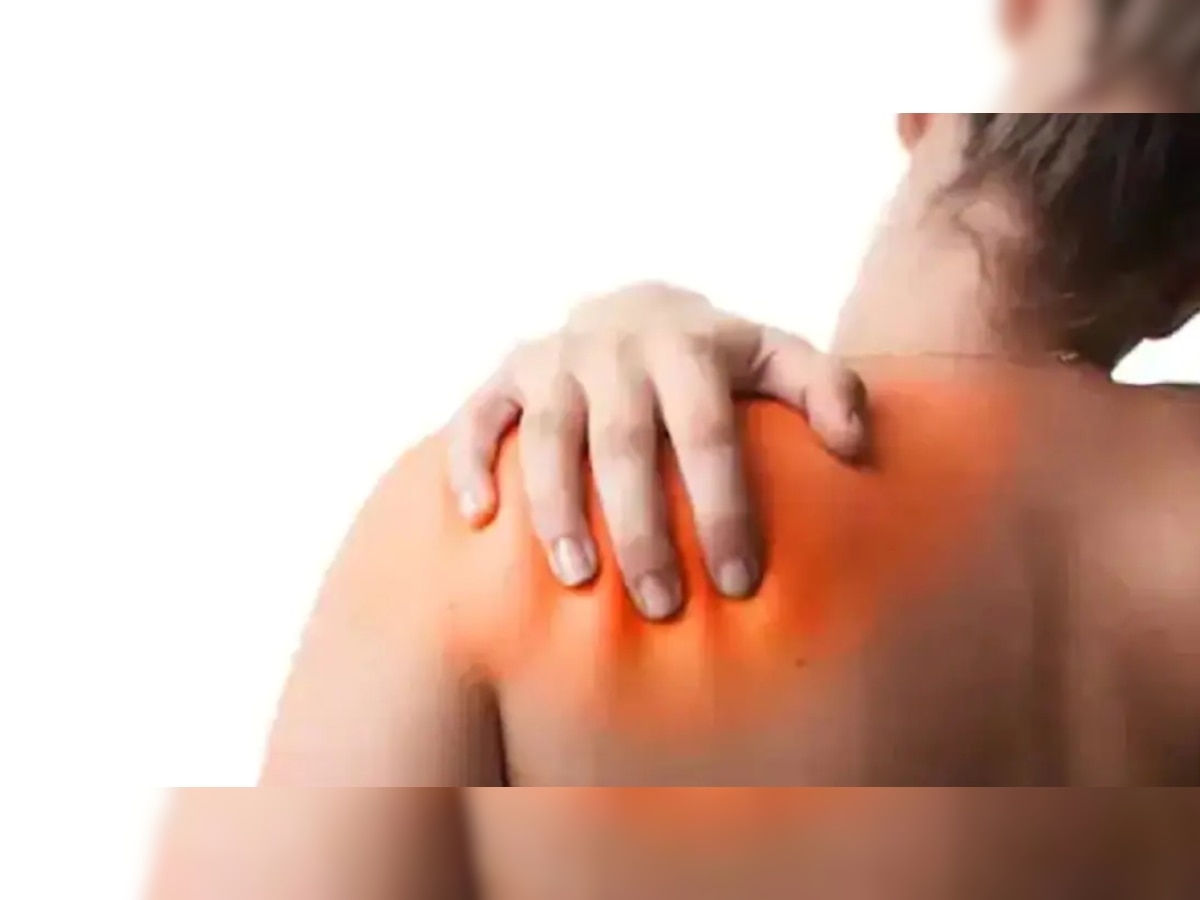 Shoulder Pain: अगर कंधों में लगातार हो रहा दर्द? तो ये बन सकती है मुसीबत, जानें इलाज  