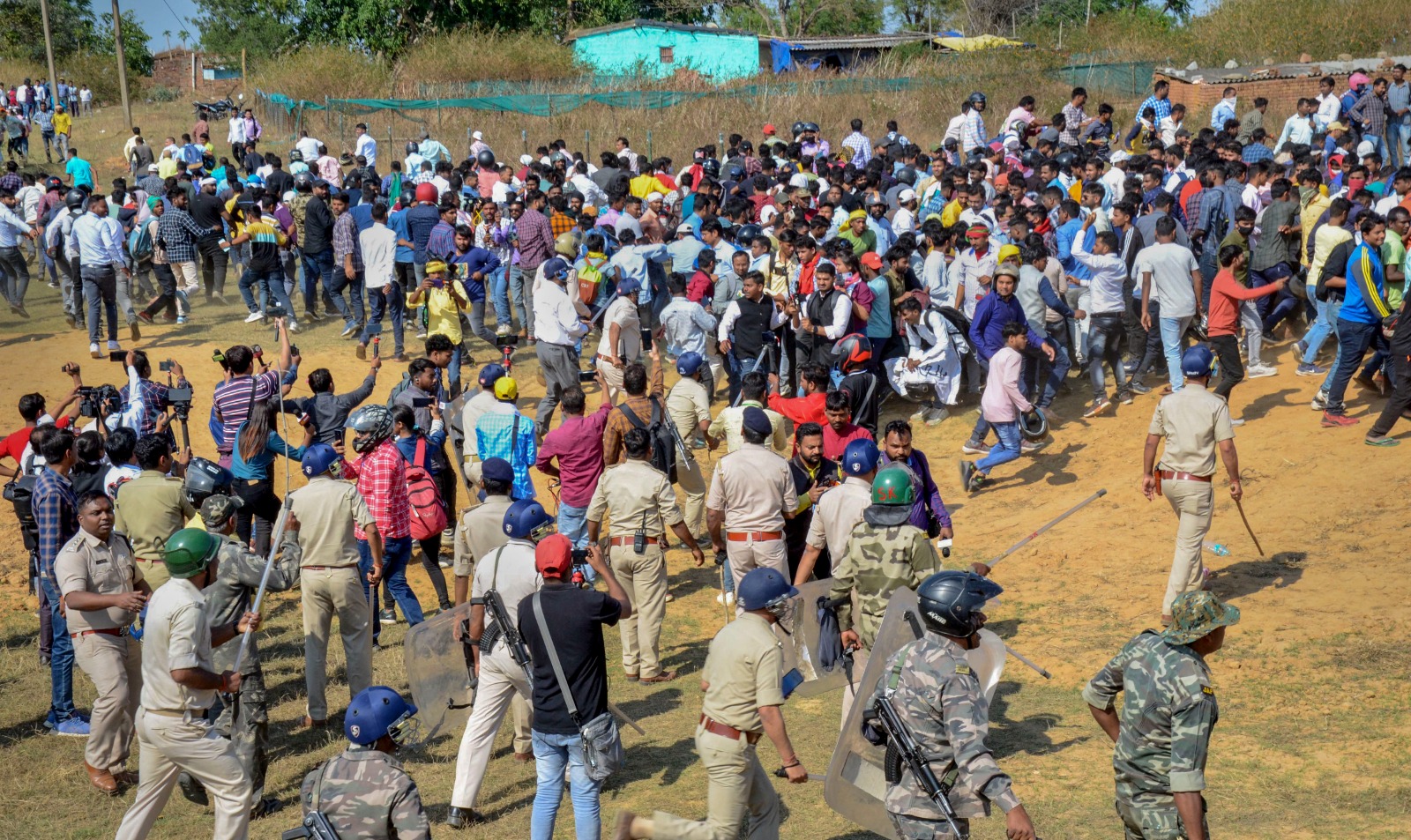 Jharkhand: रांची में डोमिसाइल नीति के खिलाफ विरोध, पुलिस ने दागे आंसू गोले Jharkhand: रांची में डोमिसाइल नीति के खिलाफ विरोध, पुलिस ने दागे आंसू गोले