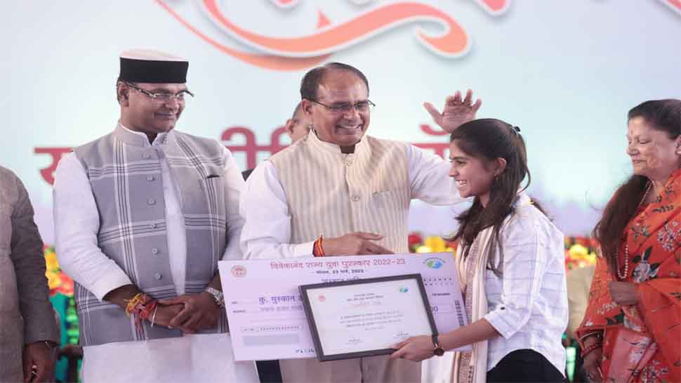 Cm shivraj singh chouhan big announcement in Youth Mahapanchayat 8 thousand rupees month during training know | CM शिवराज सिंह चौहान की बड़ी घोषणा, युवाओं को इस योजना के तहत मिलेगा 8000