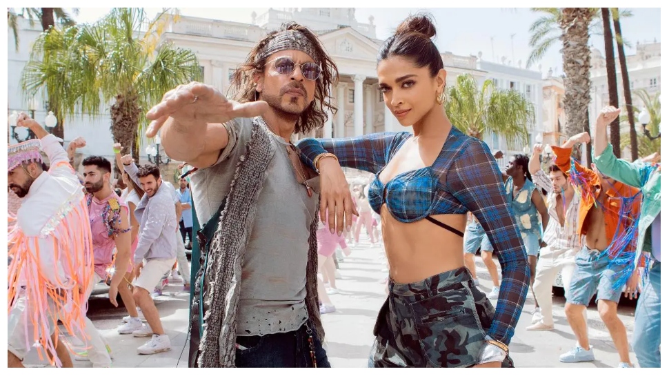 'झूमे जो पठान' में Deepika Padukone को रिप्लेस करना चाहते हैं SRK! इस महिला के साथ करना था उन्हें डांस
