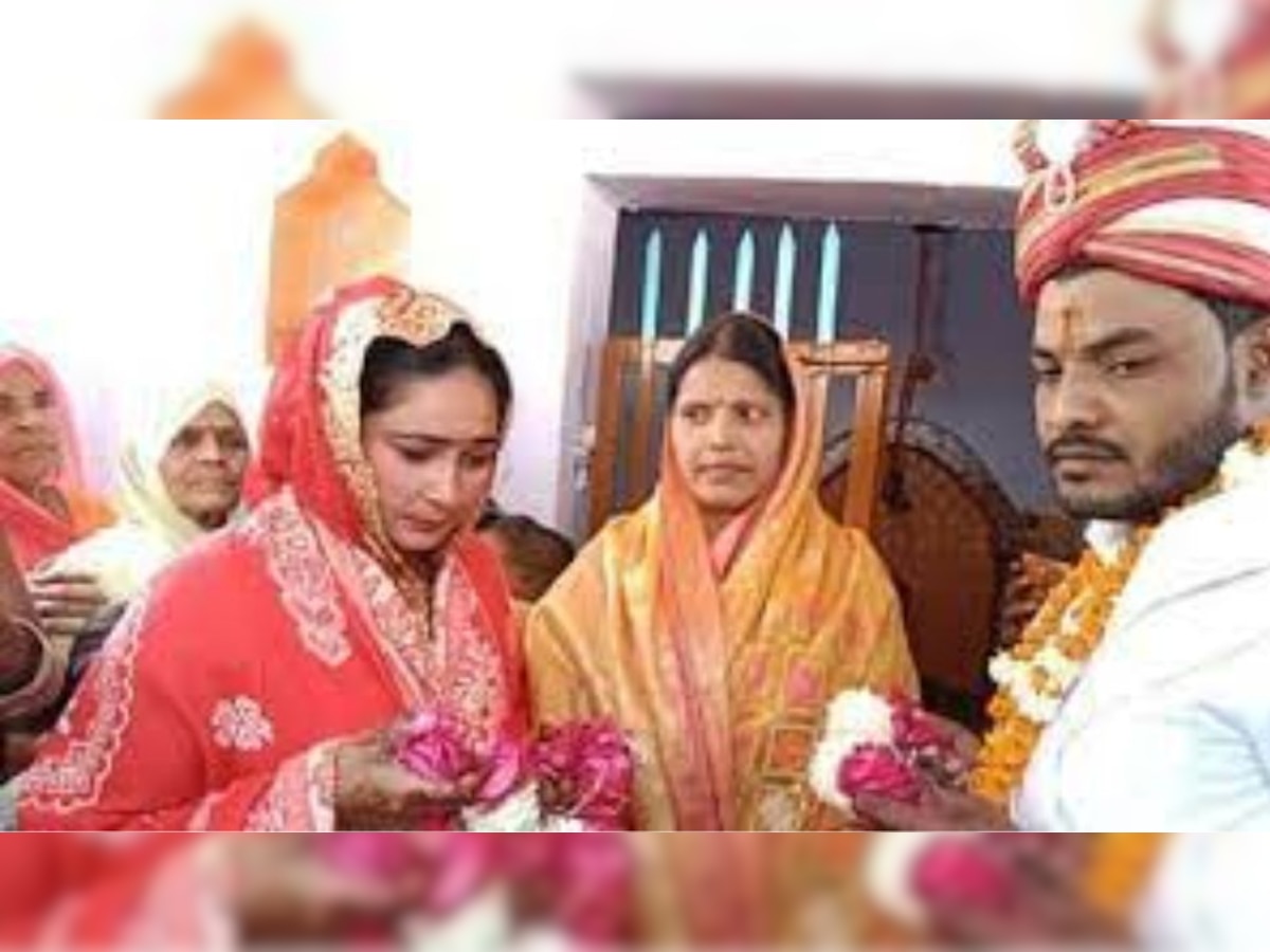 प्यार के आगे गिर गई धर्म की दीवार, मुस्लिम लड़की ने हिन्दू युवक संग लिए सात फेरे, धूमधाम से हुई शादी