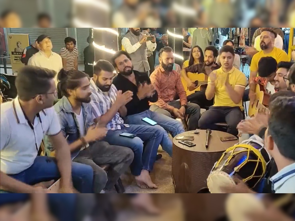 Cafe में अचानक Hanuman Chalisa गाने लगा लड़कों का ये ग्रुप, सुनकर खिंचे चले आए ढेर सारे लोग; देखें Video