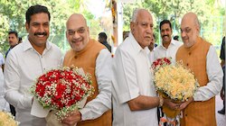शाह को जब येदियुरप्‍पा गुलदस्‍ता देने के लिए बढ़े आगे, एक 'इशारे' ने बताए समीकरण
