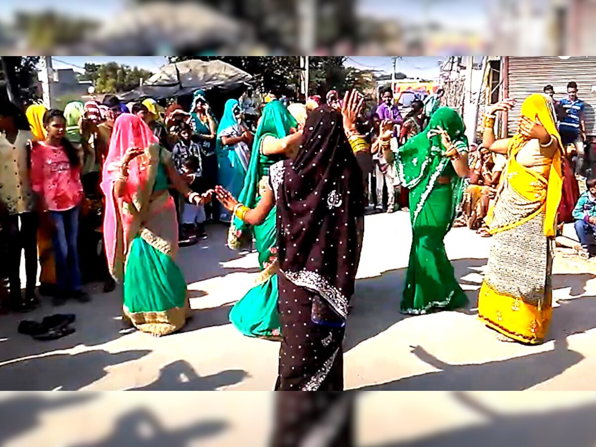 Video: सड़क पर उतरकर झमाझम नाची भरतपुर की बहुएं, पूरे राजस्थान में मच गया हल्ला