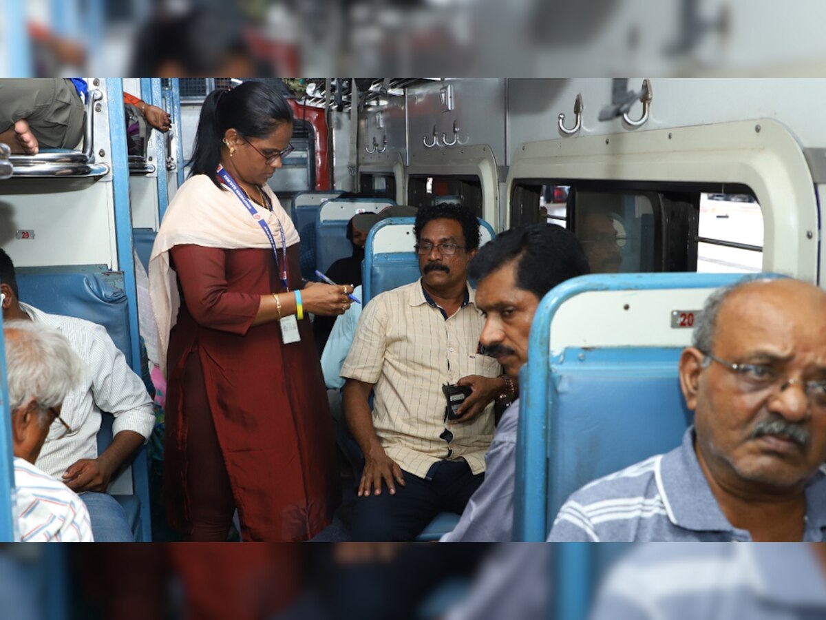 Indian Railways: यात्रियों से एक करोड़ रुपये जुर्माना वसूलने वाली पहली महिला टिकट चेकर, रेलवे ने कही ये बात