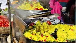 पोहा खाने के शौकीन हैं तो जरूर ट्राई करें इंदौर के ये प्लेस, जहां मिलता झन्नाट टेस्ट