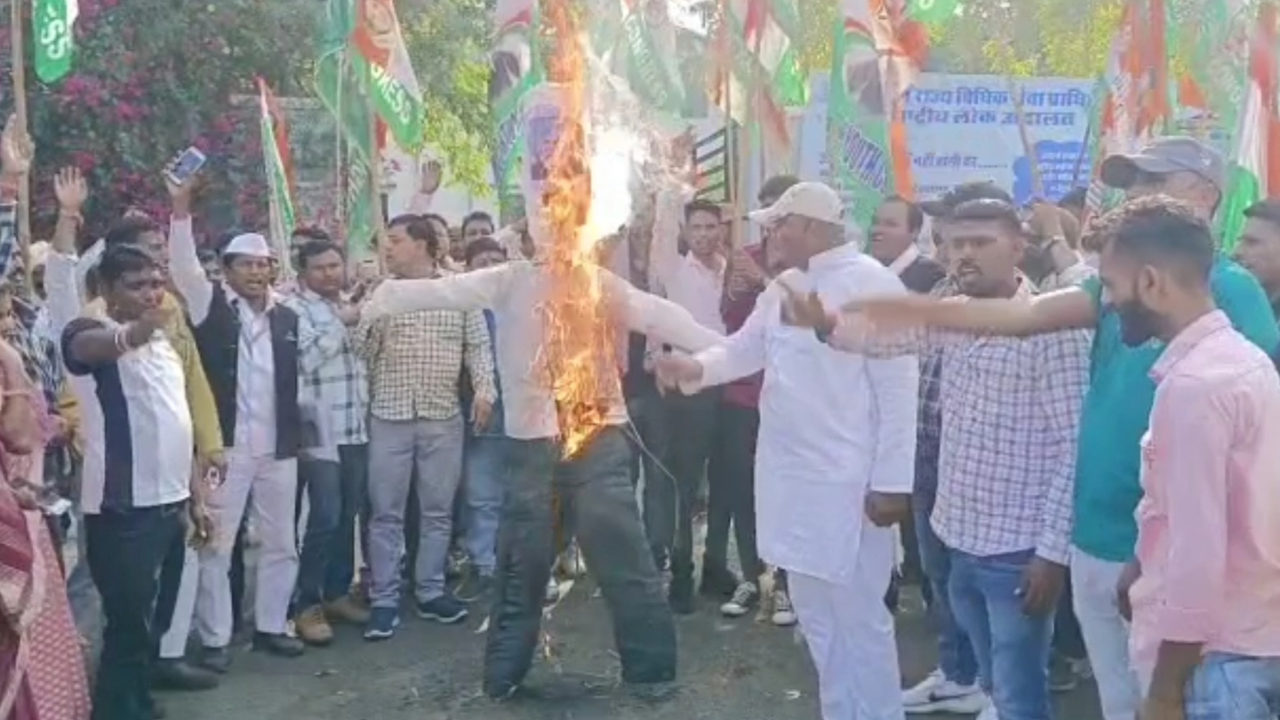 Dungarpur News : राहुल गांधी की सजा और सदस्यता रद्द मामले में विधायक गणेश घोगरा के नेतृत्व में कांग्रेसियों ने किया प्रदर्शन