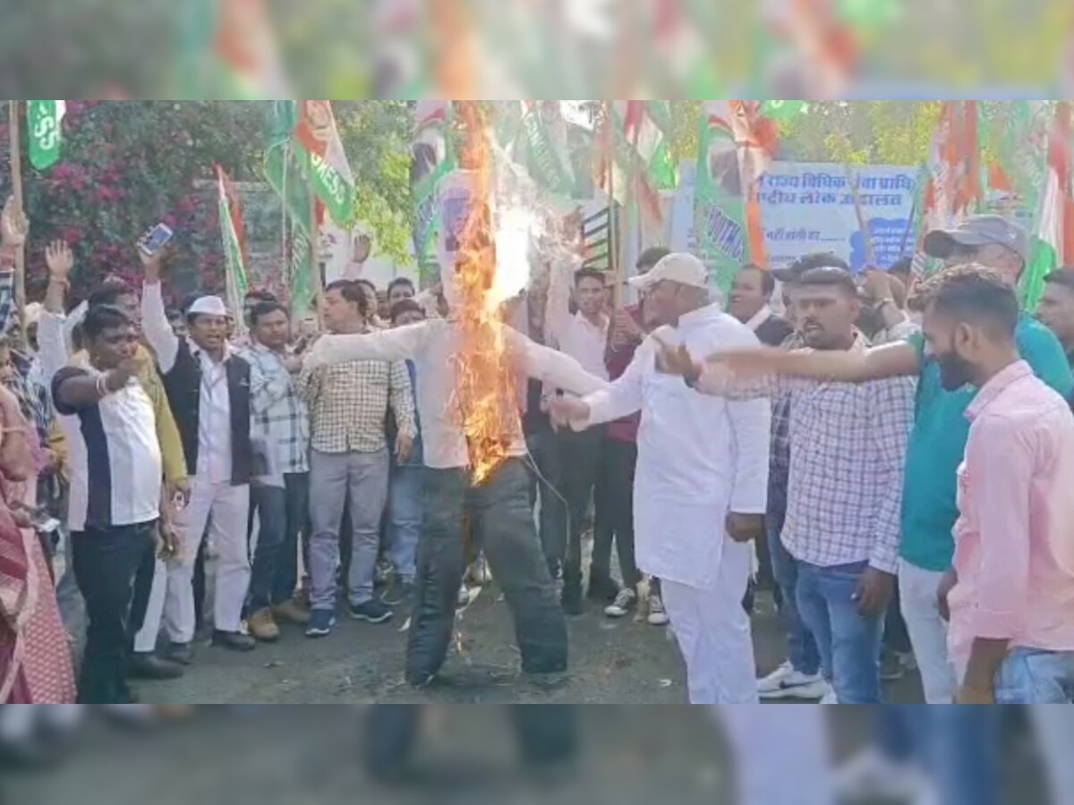 Dungarpur News : राहुल गांधी की सजा और सदस्यता रद्द मामले में विधायक गणेश घोगरा के नेतृत्व में कांग्रेसियों ने किया प्रदर्शन
