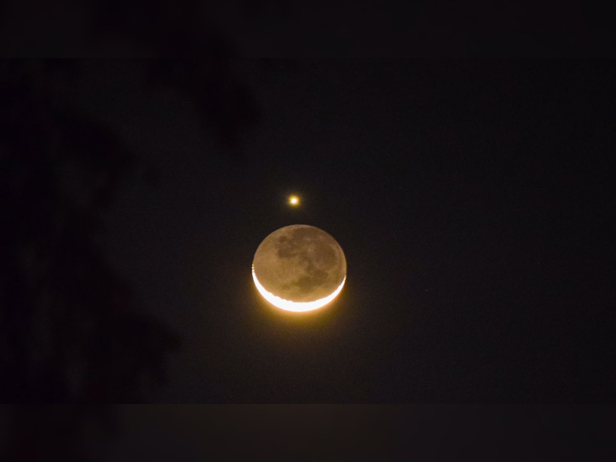 Moon-Venus Conjunction: चांद के पास दिखी ये अजीब सी चीज, नजारा देख आप हो जाएंगे हैरान