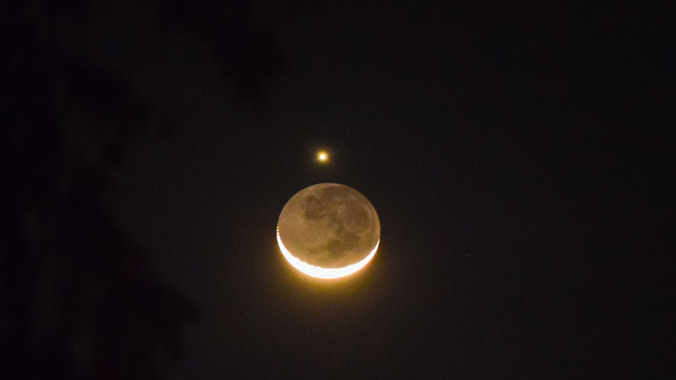 Moon-Venus Conjunction: चांद के पास दिखी ये अजीब सी चीज, नजारा देख आप हो जाएंगे हैरान Moon-Venus Conjunction: चांद के पास दिखी ये अजीब सी चीज, नजारा देख आप हो जाएंगे हैरान