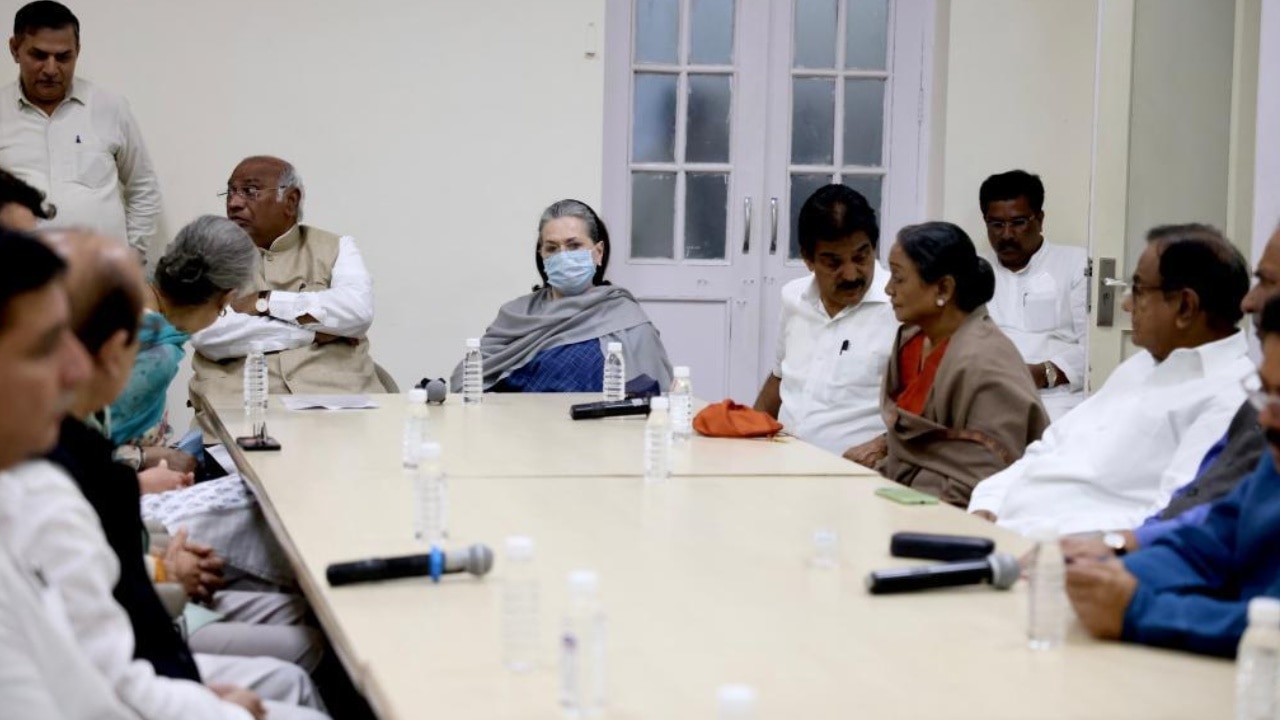 अब आगे क्या करेंगे राहुल गांधी? जानें कांग्रेस की बैठक में क्या बनी रणनीति