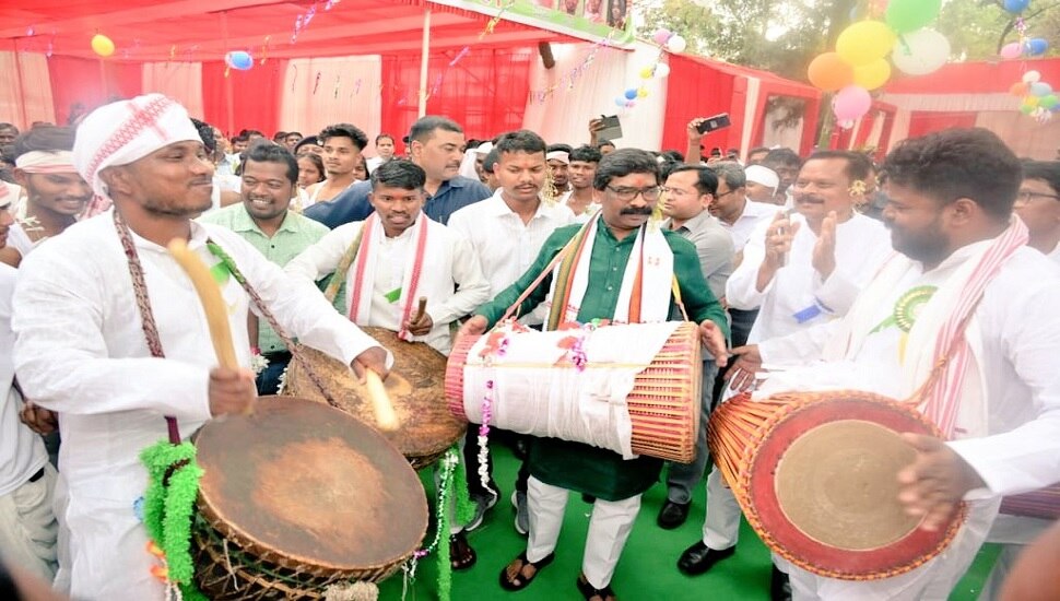 Jharkhand the festival of nature Sarhul painted in such colors you will  also be convinced by seeing the pictures | Sarhul 2023: प्रकृति के पर्व  सरहुल पर कुछ ऐसे रंग में रंगा
