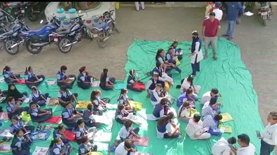 MP News: 5वीं-8वीं के Board Exam के पहले दिन बड़ी लापरवाही! बच्चों ने मैदान में जमीन पर बैठकर दी परीक्षा