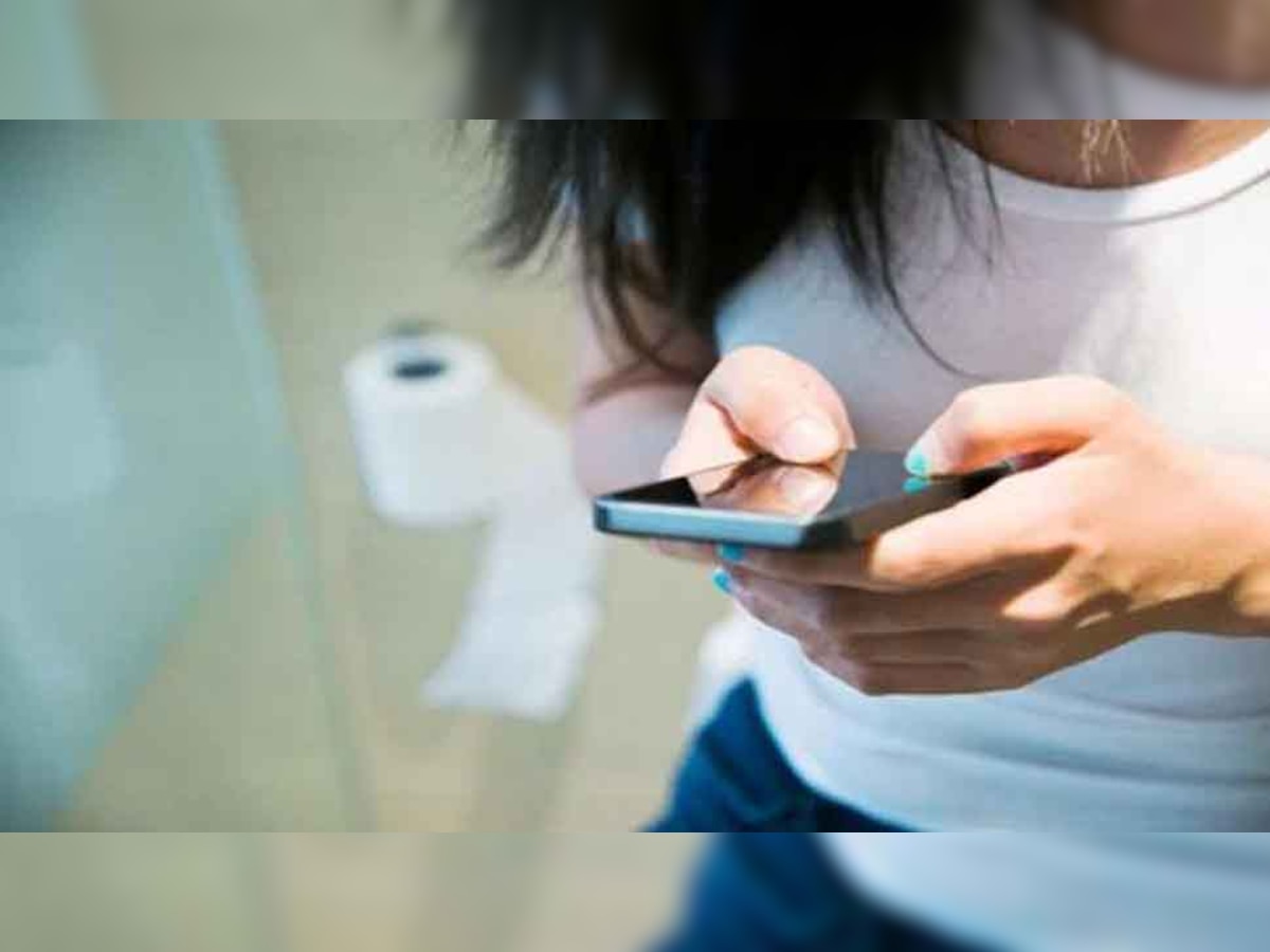 टॉयलेट में ले जाते हैं मोबाइल? तो जानिए क्या-क्या होते हैं इसके नुकसान