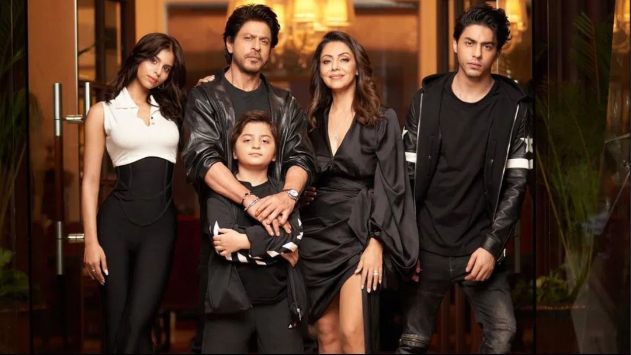 SRK और गौरी खान ने शेयर की हैप्पी फैमिली की फोटो, फैंस को दी खुशखबरी