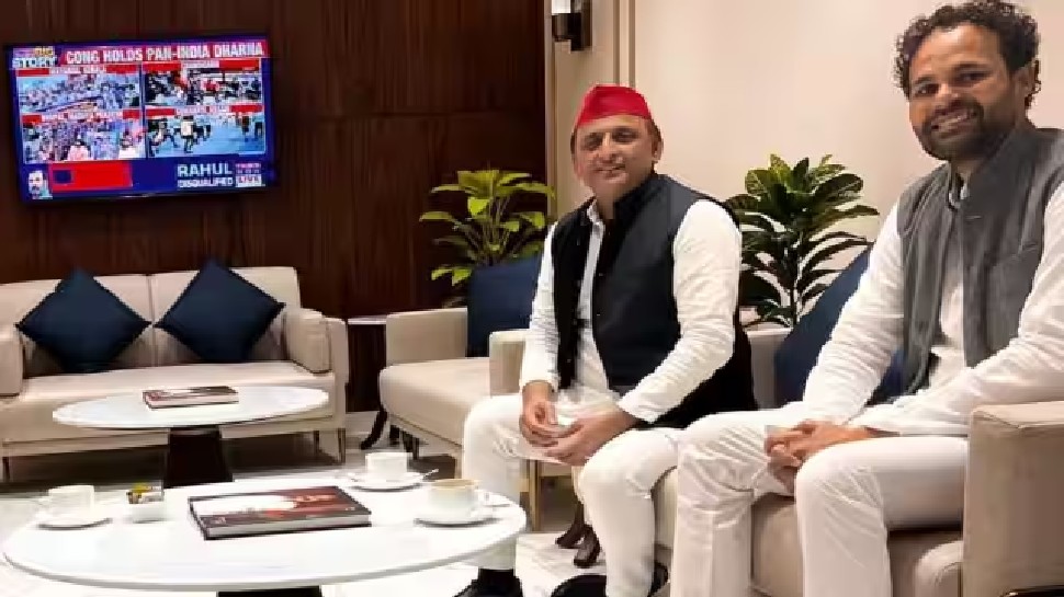 अखिलेश यादव के साथ दिखे बसपा सांसद रितेश पांडे, 2024 के पहले छोड़ सकते हैं मायावती का पाला
