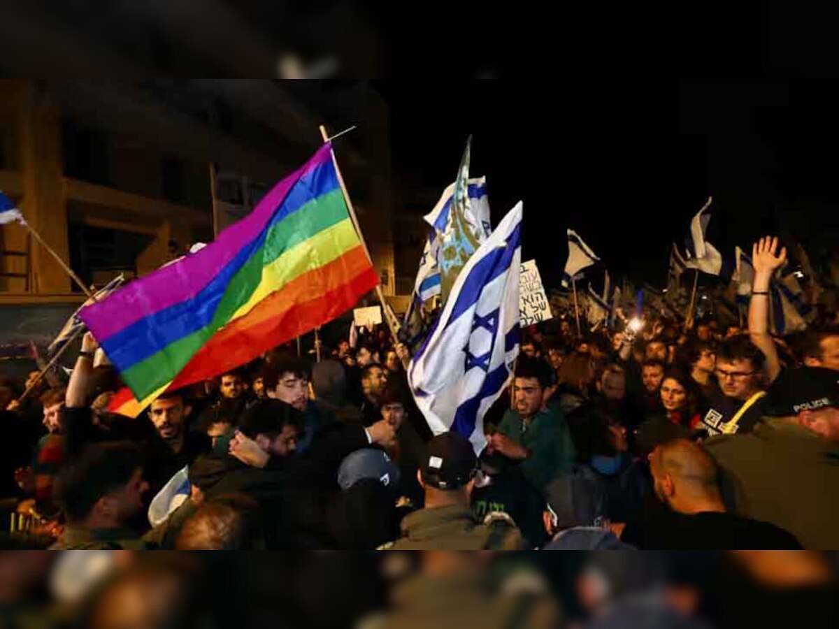 Israel: प्रस्तावित न्याय सुधारों का विरोध करने पर PM नेतन्याहू ने रक्षा मंत्री को किया बर्खास्त, विरोध में हजारों लोग सड़कों पर उतरे