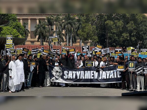 मार्च निकालते विपक्ष के सांसद 