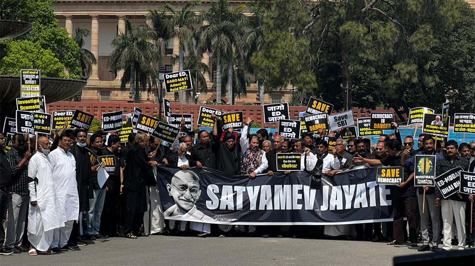 मार्च निकालते विपक्ष के सांसद मार्च निकालते विपक्ष के सांसद