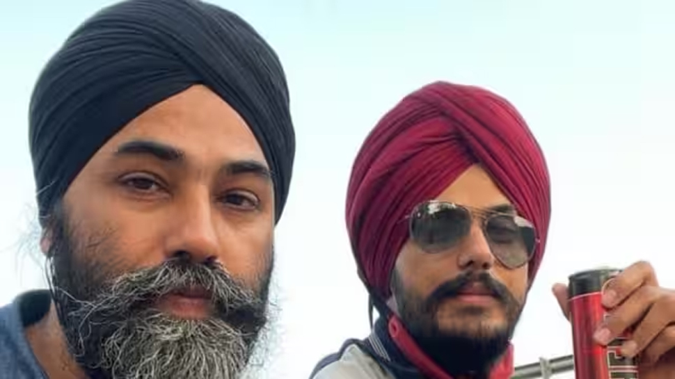 Amritpal Singh: दोस्त के साथ दिखा 'भगोड़ा' अमृतपाल, ड्रिंक के साथ ली सेल्फी, यहां क्लिक की गई तस्वीर
