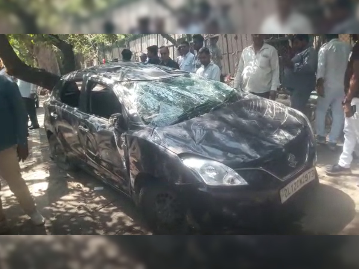 Delhi: तेज रफ्तार कार डिवाइडर से टकराकर हवा में उछली, पलटते हुए पेड़ से टकराई, CCTV आया सामने 