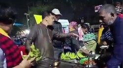 मुस्लिम और गैरमुस्लिम युवाओं की पहल, अस्पताल के बाहर रोजेदारों को दे रहे मुफ्त सहरी 