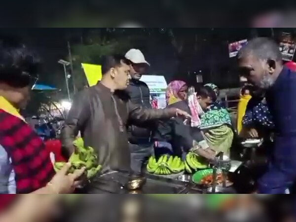 मुस्लिम और गैरमुस्लिम युवाओं की पहल, अस्पताल के बाहर रोजेदारों को दे रहे मुफ्त सहरी और इफ्तारी