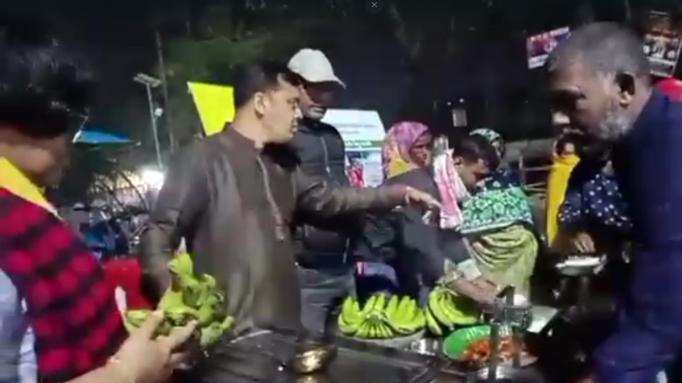 मुस्लिम और गैरमुस्लिम युवाओं की पहल, अस्पताल के बाहर रोजेदारों को दे रहे मुफ्त सहरी और इफ्तारी