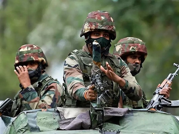 भारतीय सेना में 1.55 लाख लोगों की नौकरी, सबसे ज्यादा थल सेना में कमी
