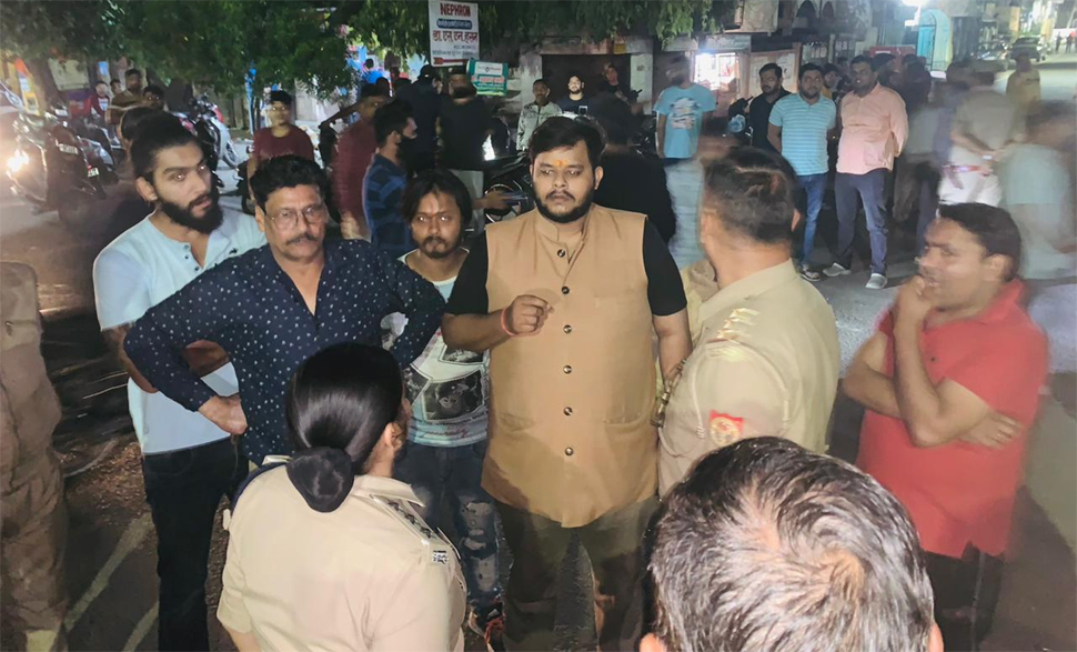 Moradabad: हिंदू संगठन के हंगामे के बाद बंद हुई तरावीह की नमाज़, पढ़िए- क्या बोली पुलिस और बजरंग दल Moradabad: हिंदू संगठन के हंगामे के बाद बंद हुई तरावीह की नमाज़, पढ़िए- क्या बोली पुलिस और बजरंग दल