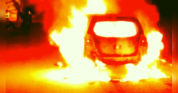 Chittorgarh News Hotel owner burnt alive in car on Chittorgarh Kota highway know the reason | Chittorgarh News : चित्तौड़गढ़-कोटा हाईवे पर कार में जिंदा जला होटल मालिक, जानिए वजह | Zee News Hindi