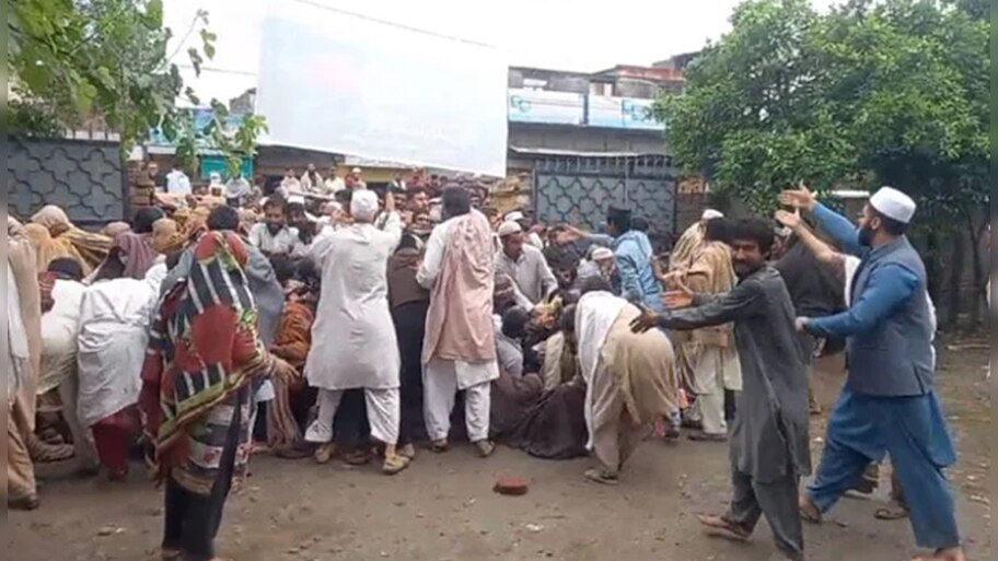 Pakistan में कितना मुश्किल है आटा लेना? बोरी लेने से पहले मौत पड़ गई गले, 19 महिलाएं जख्मी