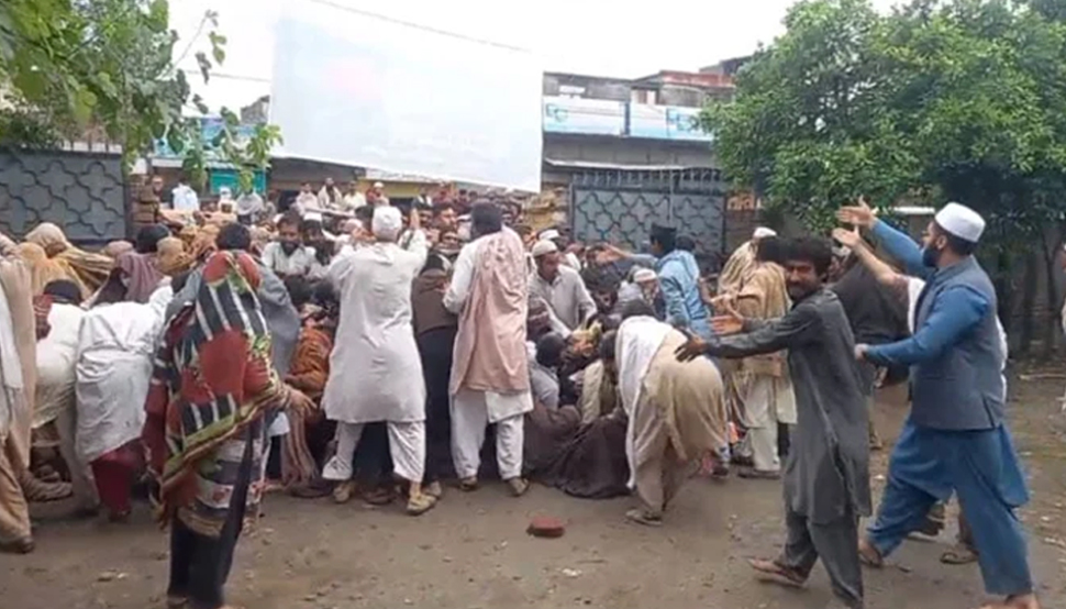 Pakistan में कितना मुश्किल है आटा लेना? बोरी लेने से पहले मौत पड़ गई गले, 19 महिलाएं जख्मी Pakistan में कितना मुश्किल है आटा लेना? बोरी लेने से पहले मौत पड़ गई गले, 19 महिलाएं जख्मी