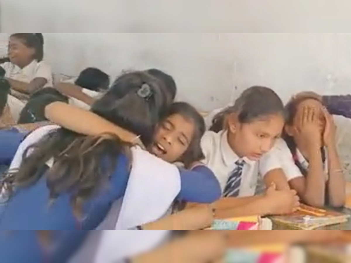 Viral: स्कूल में 8वीं कक्षा पास होने फूट-फूटकर रो पड़े छात्र-छात्राएं, टीचर के भी निकले आंसू