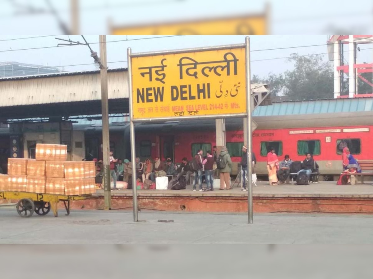 Indian Railways: रेलवे स्टेशन पर लगे बोर्ड पीले रंग के ही क्यों होते हैं? वजह जानकर रह जाएंगे हैरान